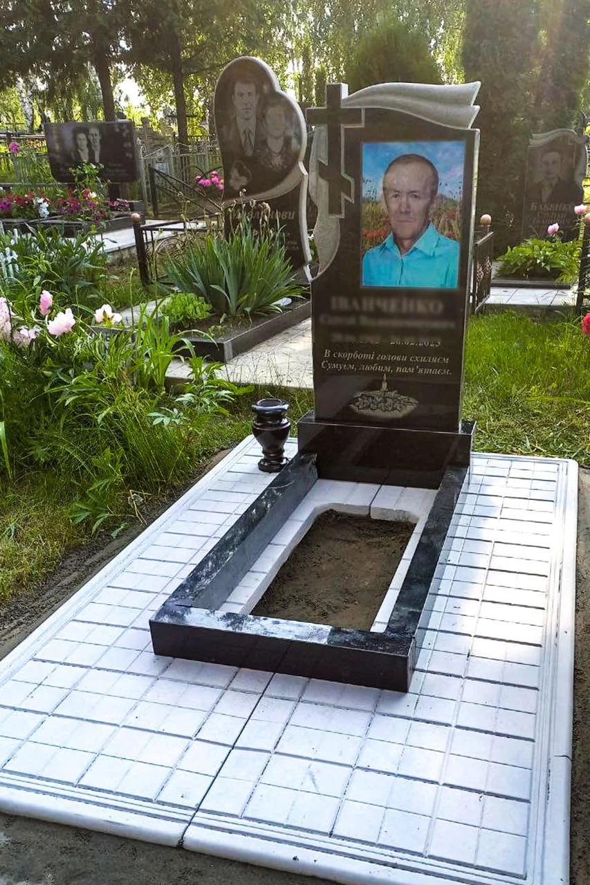 Одинарний гранітний пам’ятник у Бучі