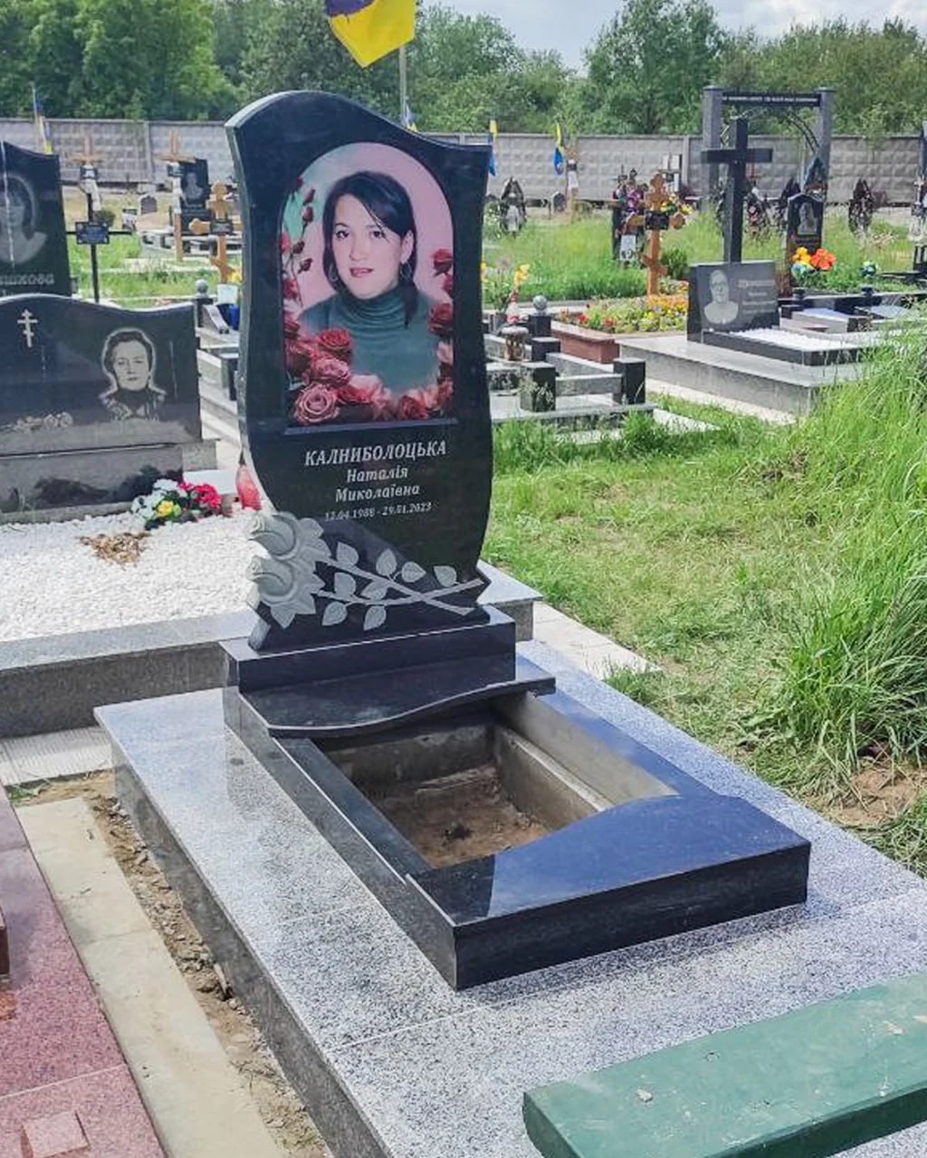 Гранітний пам’ятник у Вишневому