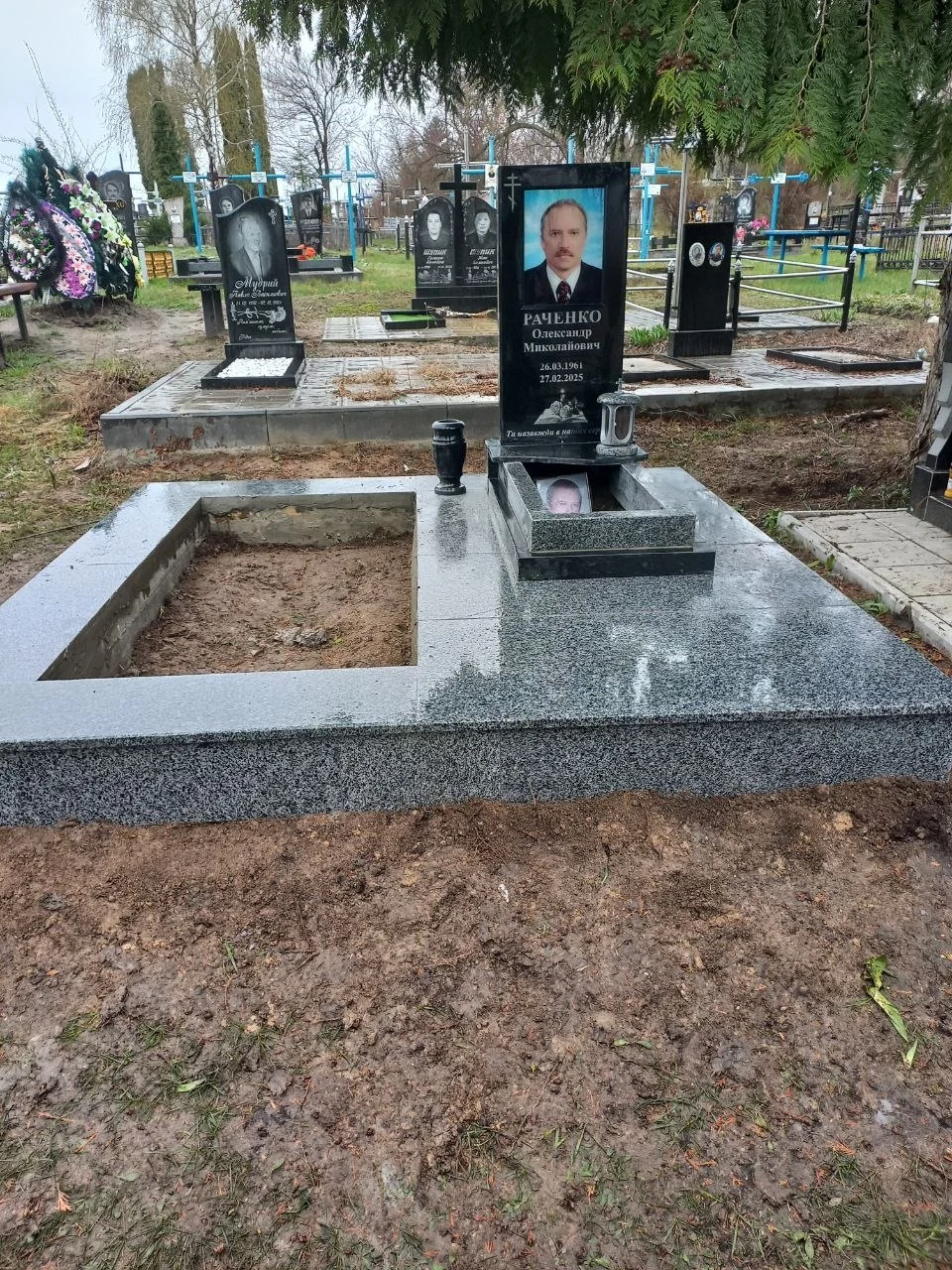 Одинарний гранітний пам’ятник у Княжичах
